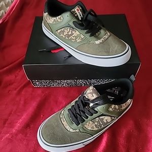 airwalkz size 8.5 shoes camo greenPre-owned minor signs of wear Check picture